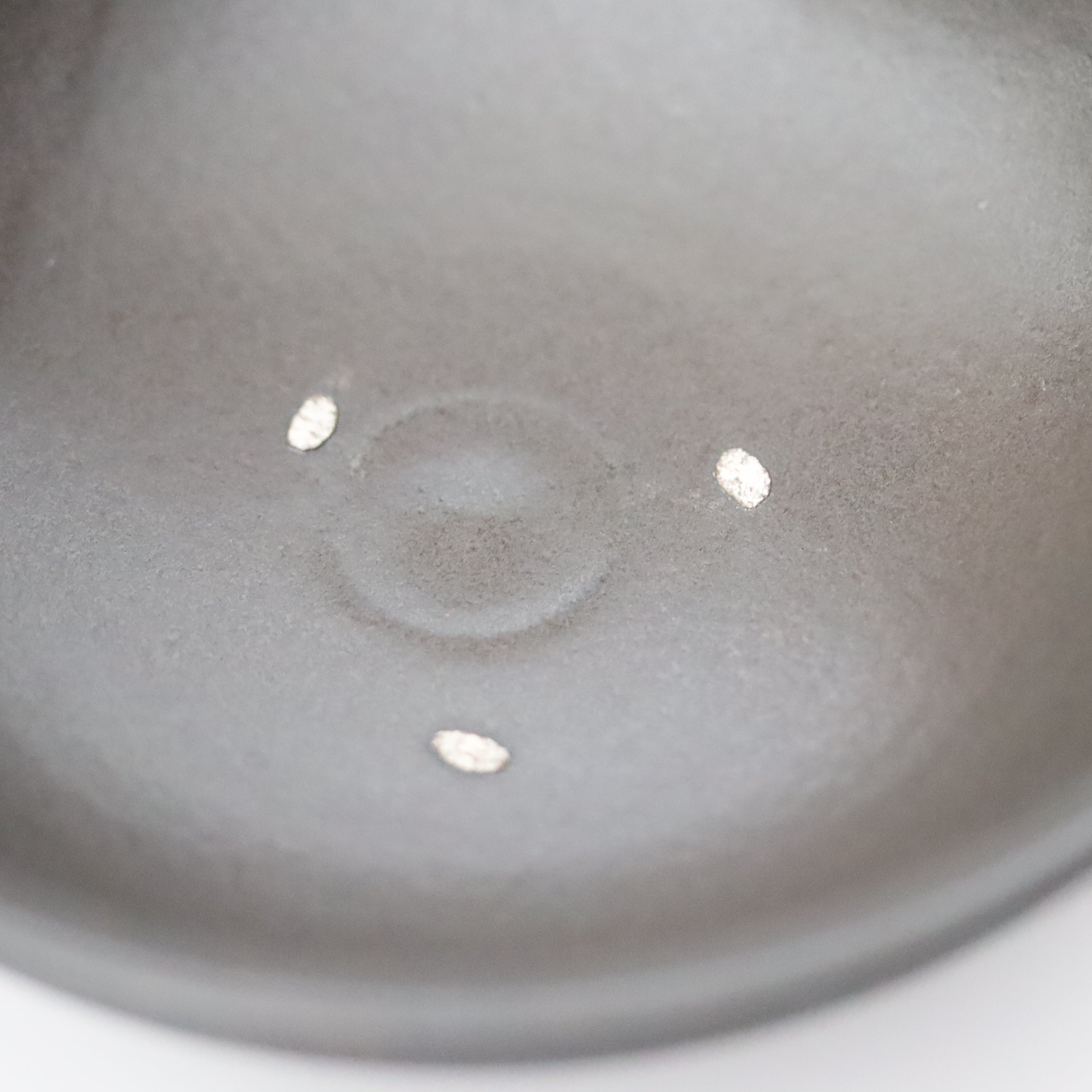 荒賀文成】黒釉5寸馬たらい皿 – うつわ御結