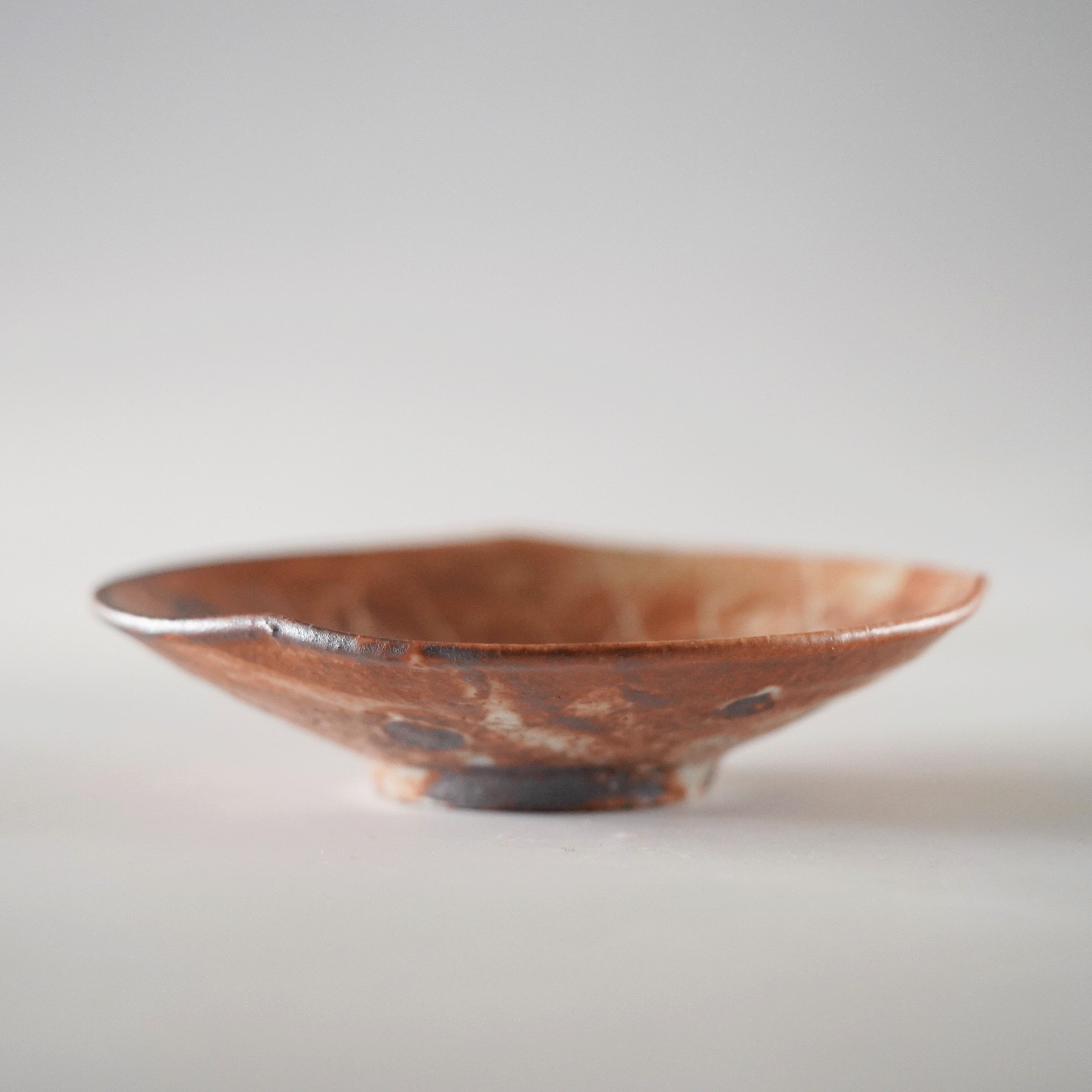 山口真人】鼠志野三方押丸皿 – うつわ御結