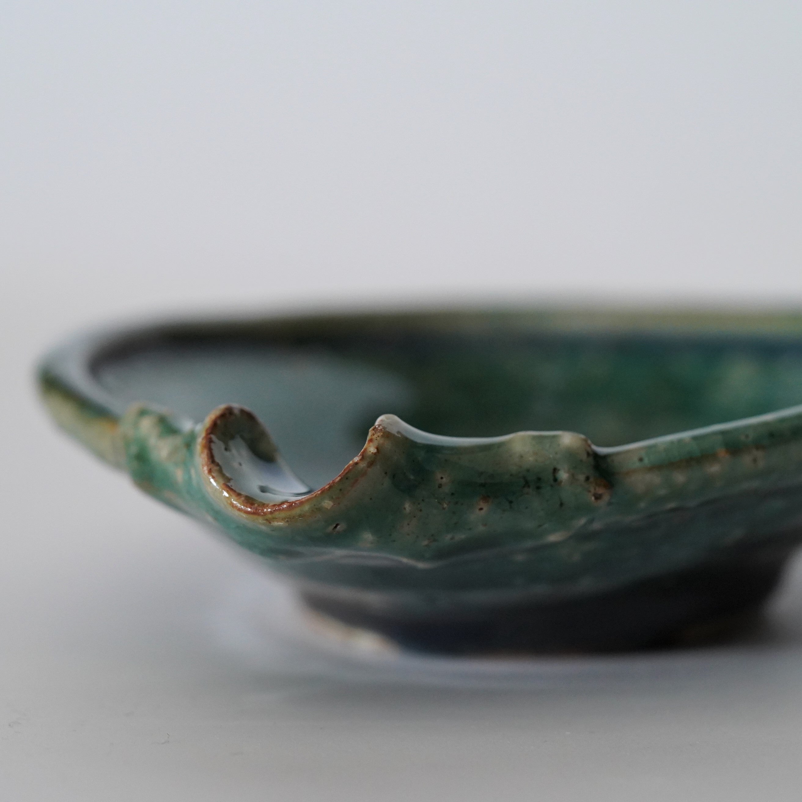 新品未使用　工藤和彦さん　陶芸 片口 鉢 貫入 釉薬 趣のある器 工藤和彦】緑粉引平片口豆鉢 – うつわ御結