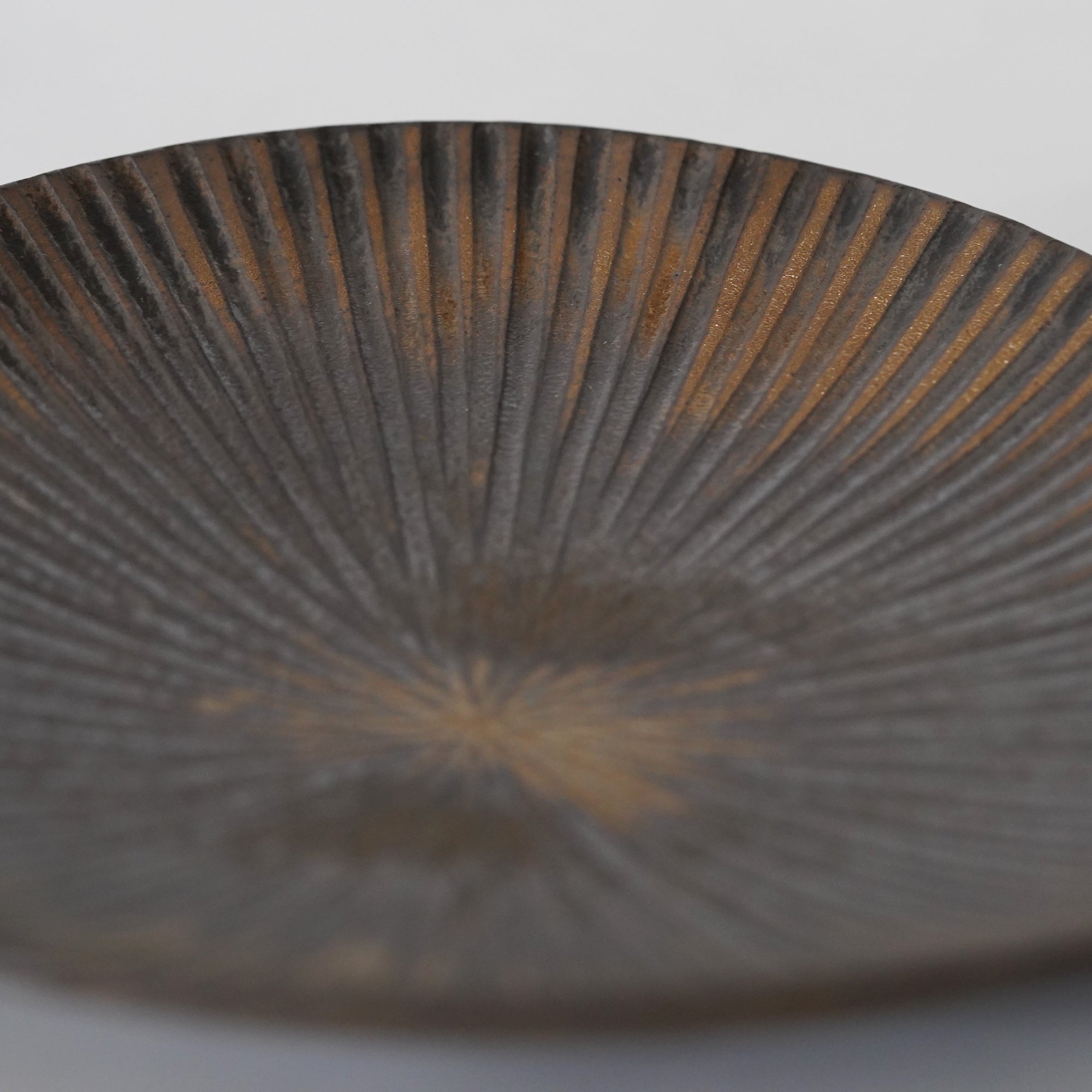 【Hideki Yamamoto】gold-painted carving deflection plate